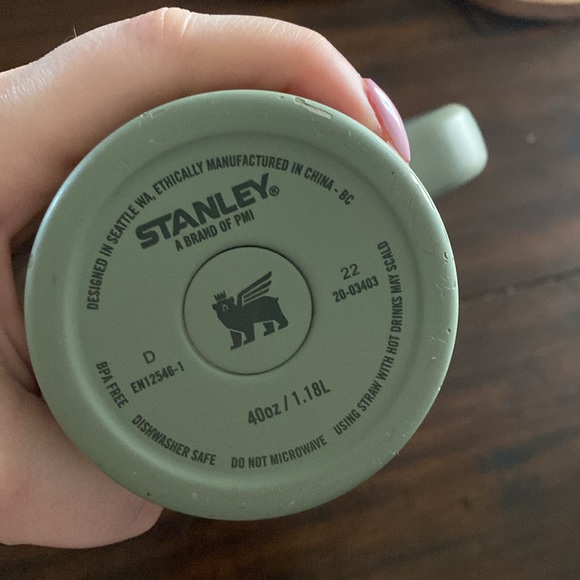 Matte Green 40oz Stanley - Picture 5 of 7